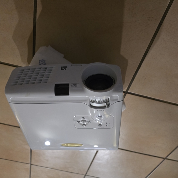 Optoma New In Box Projector With Mount - Picture 3 of 13